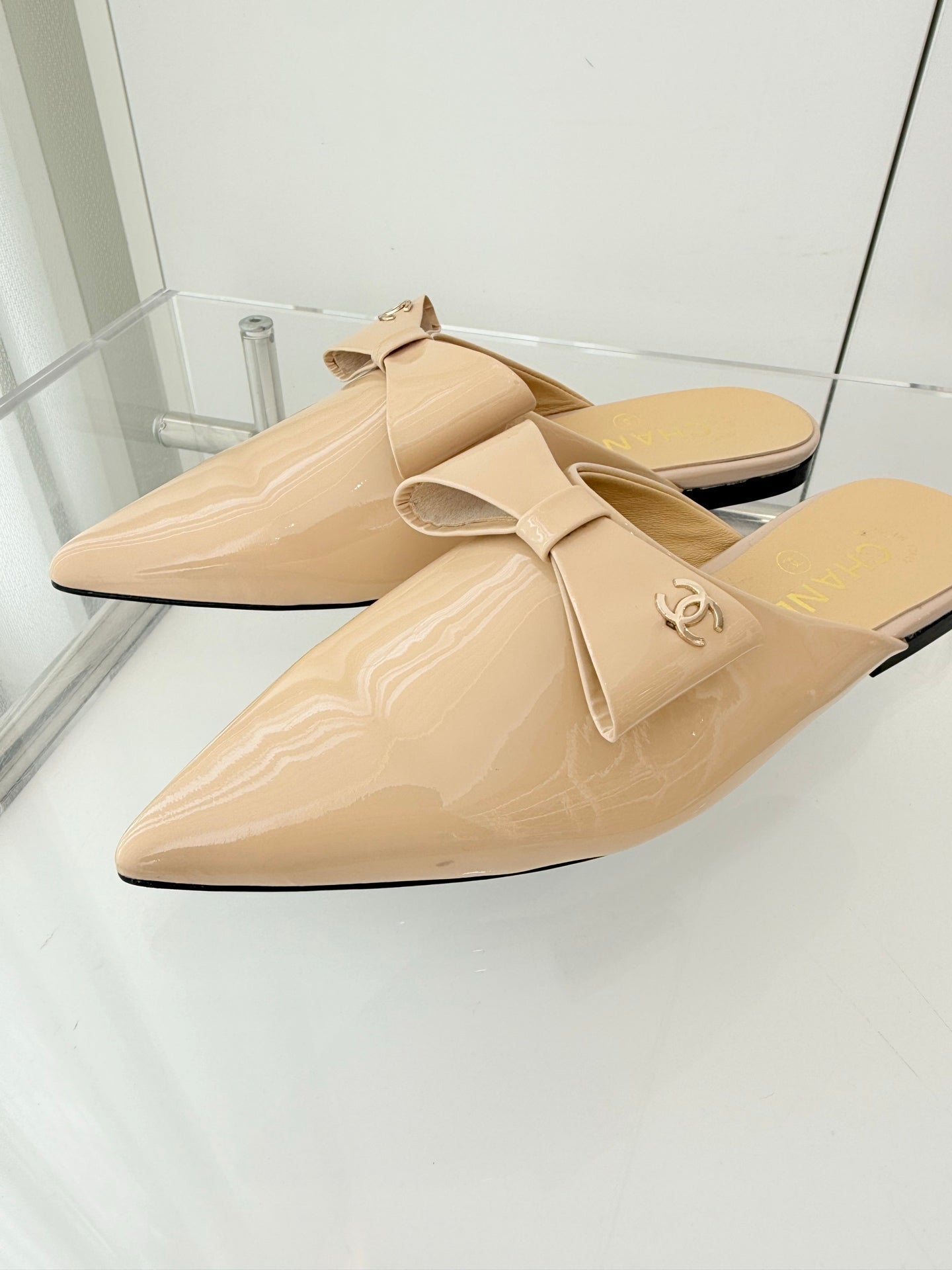Chanel 2026 New Flat Mules Patent Leather Sheepskin 823436