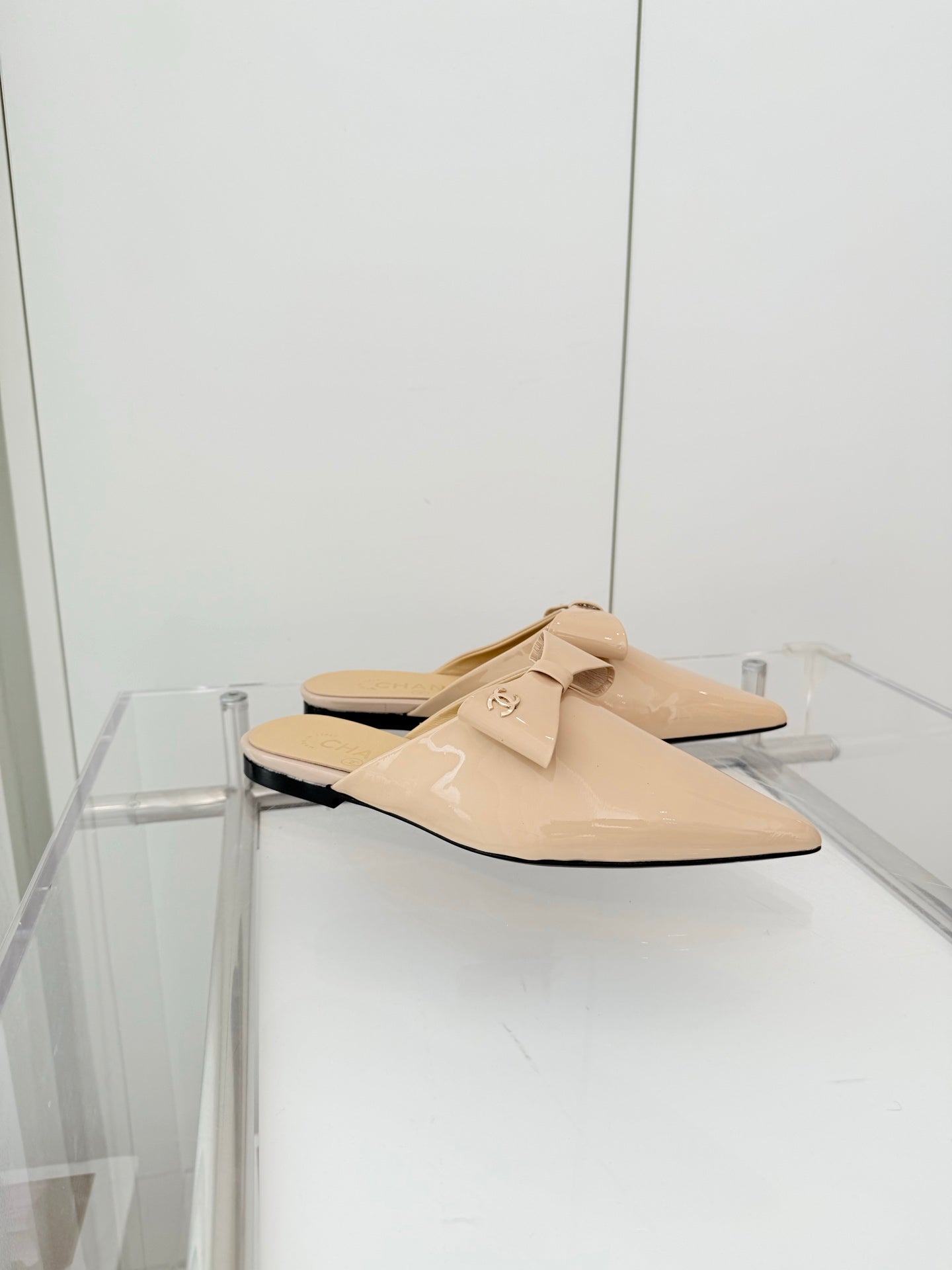Chanel 2026 New Flat Mules Patent Leather Sheepskin 823436