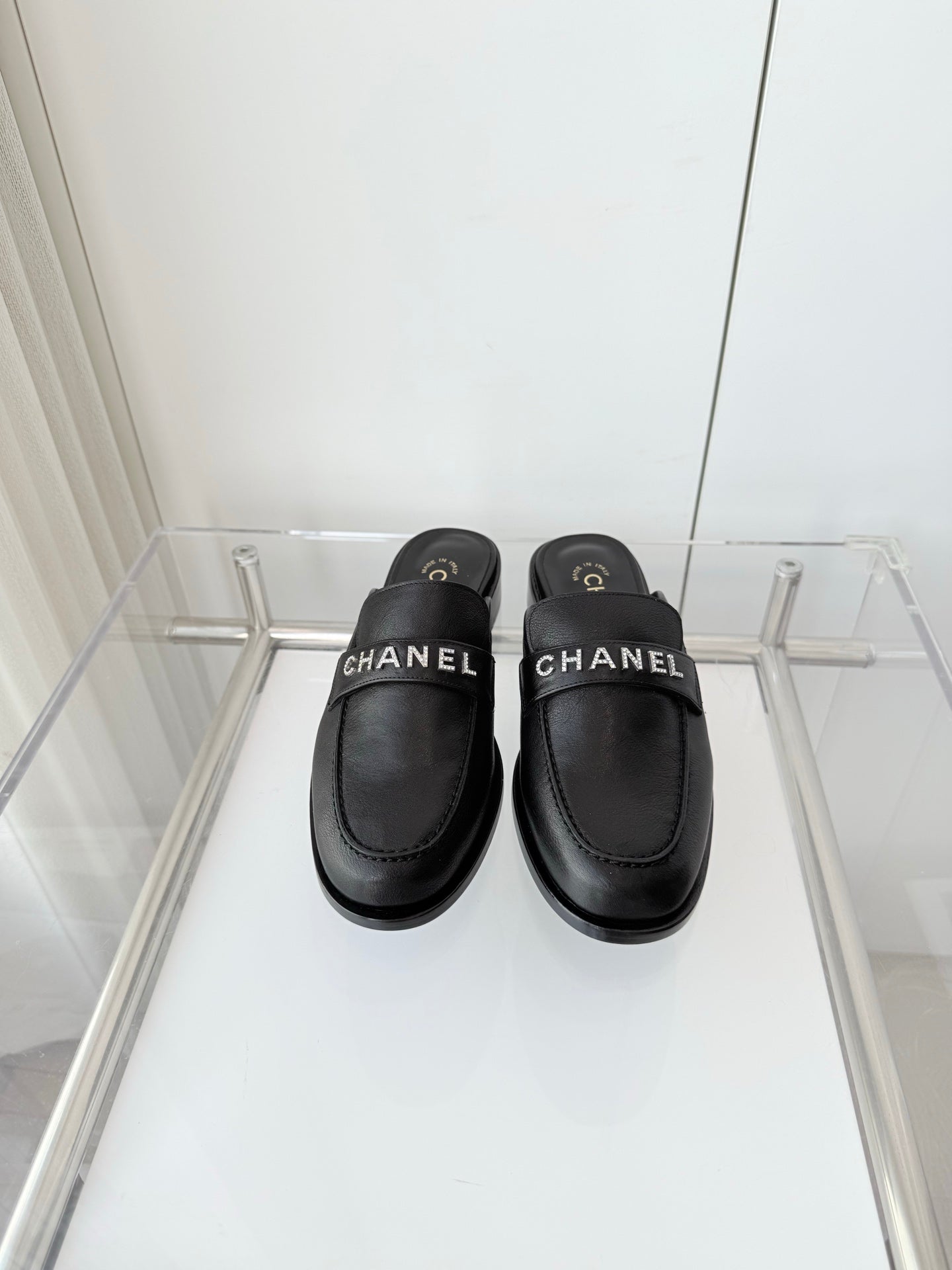 Chanel 2026 Diamond Logo Mules Cowhide Sheepskin 823471