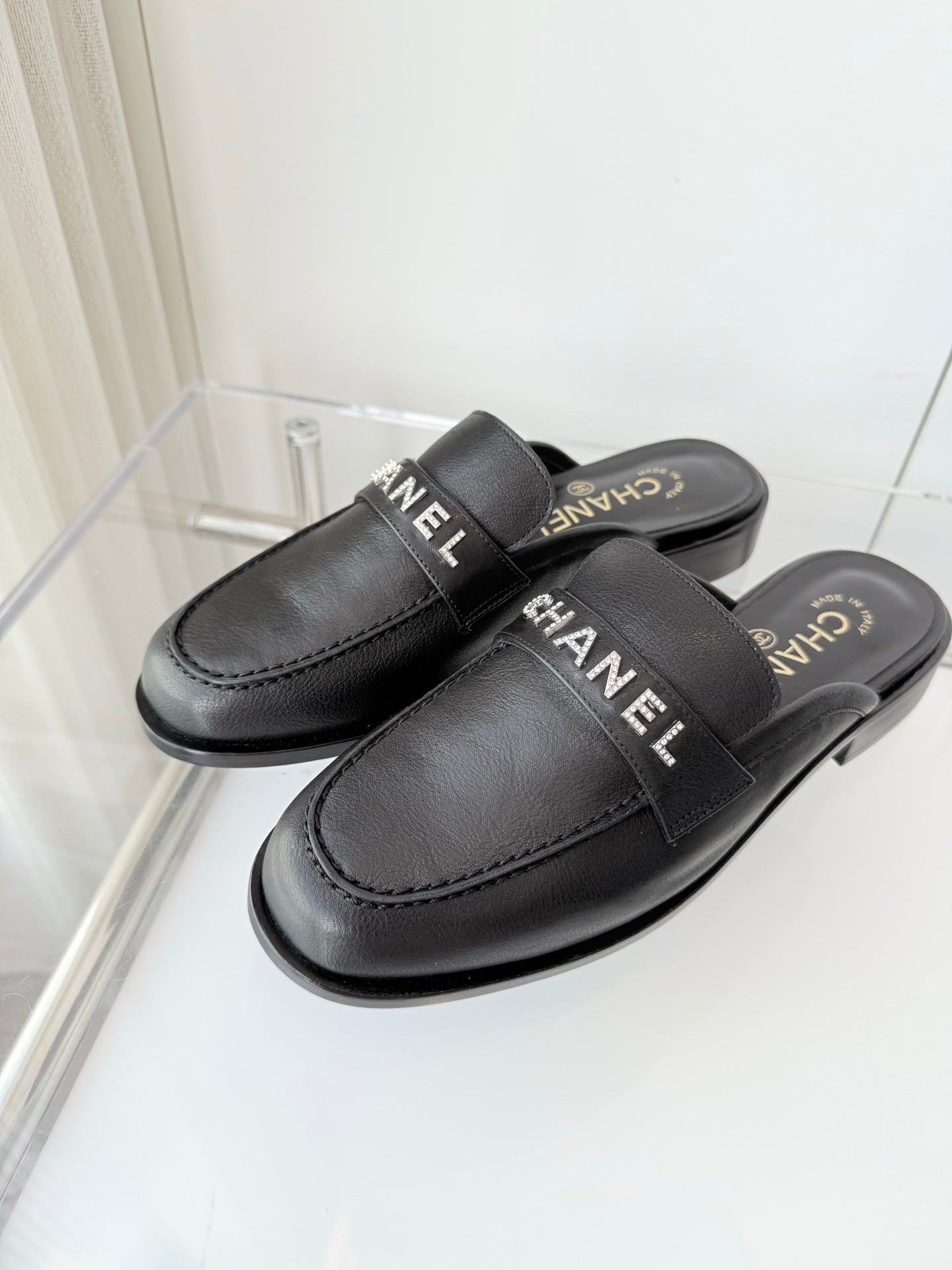 Chanel 2026 Diamond Logo Mules Cowhide Sheepskin 823471