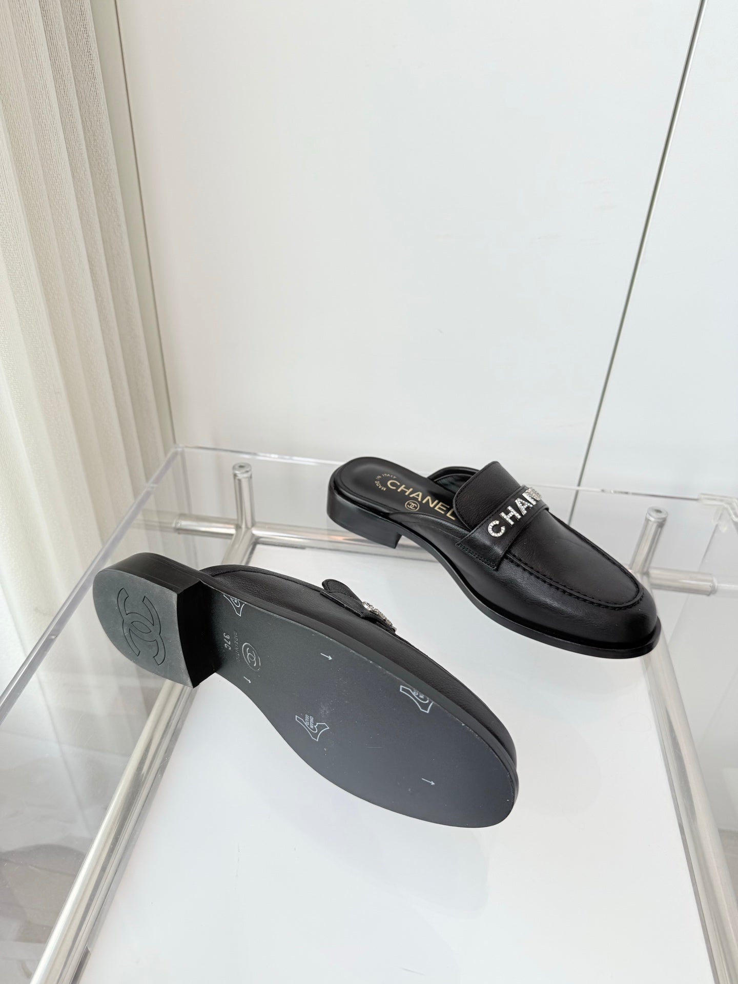 Chanel 2026 Diamond Logo Mules Cowhide Sheepskin 823471