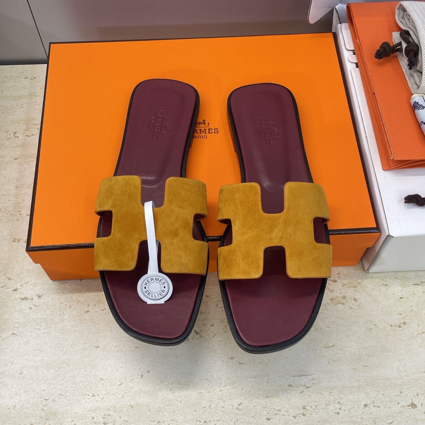 HM 26ss  Oran Sandals Burgundy Yellow Suede Cowhide 607211