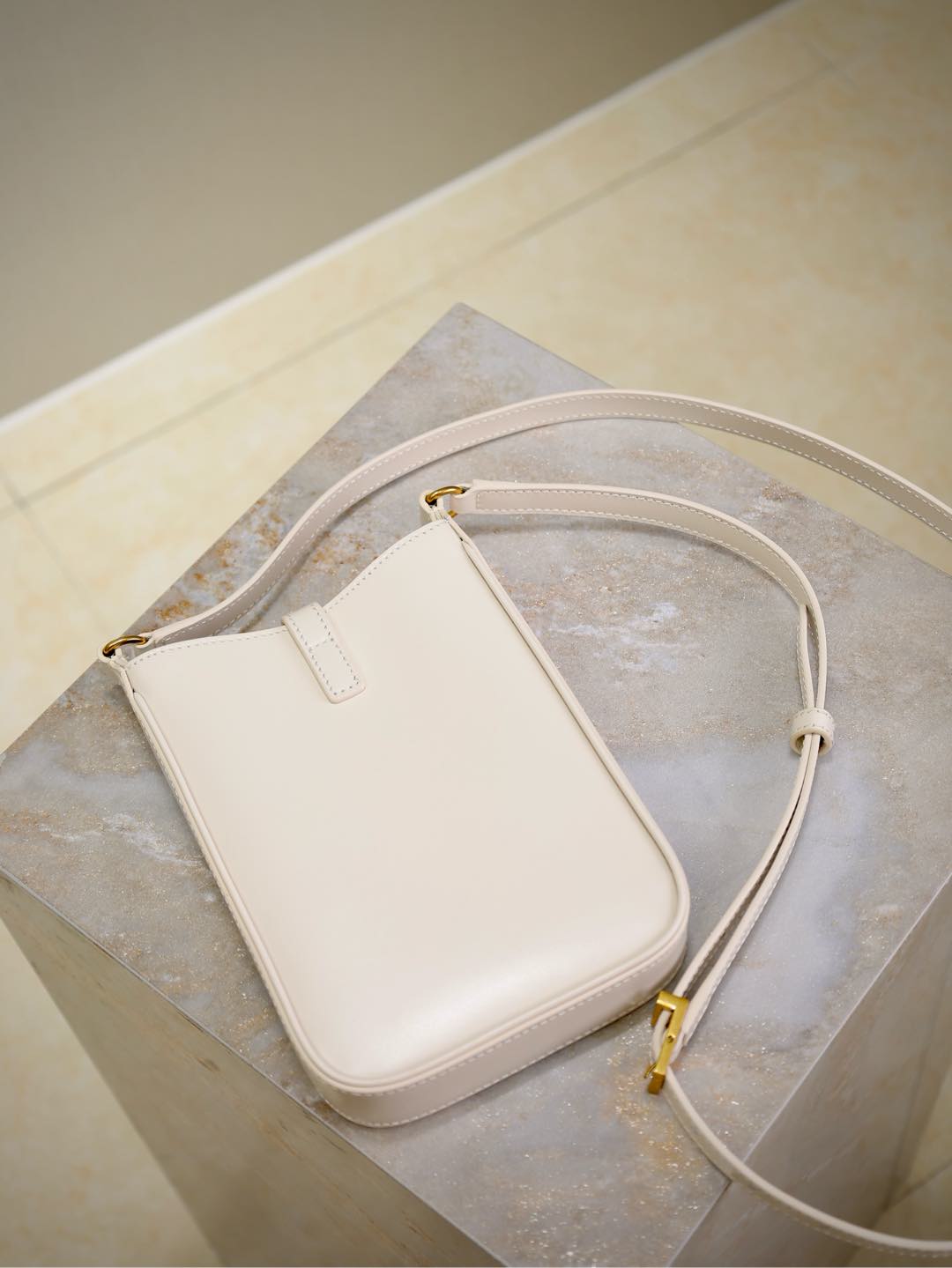 LE 5 À 7 PHONE BAG 18 IN WHITE CALFSKIN