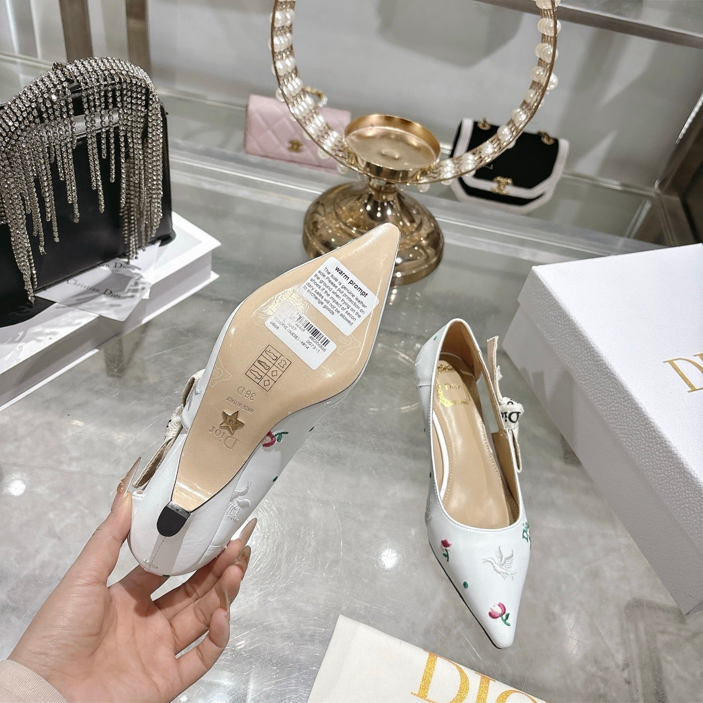 CD 26 High Heel Pump Flower 25 White Sheepskin Ribbon 679715