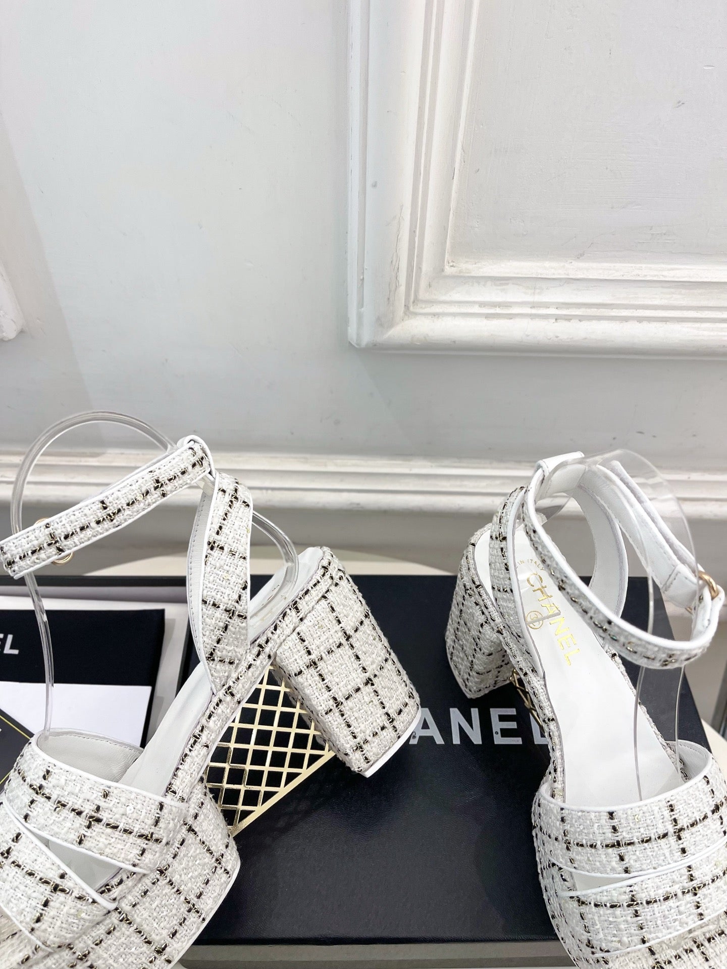 CC 26s HighHeeled Platform Sandals 85 White Black Tweed 631864