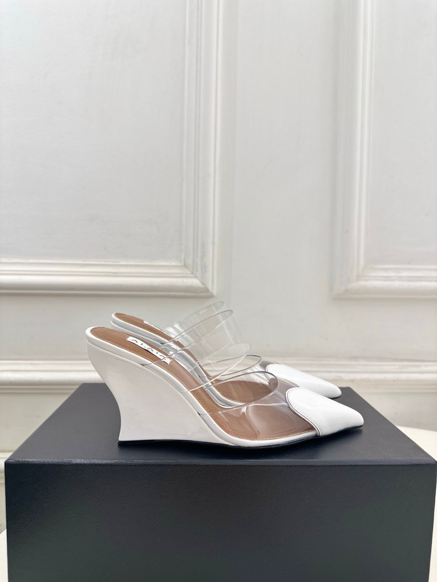 Alaia 2026 Le Coeur 90mm Wedge Mules White Patent Leather 640425