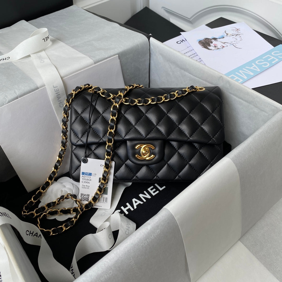 Medium Classic Flap Bag 23cm Lambskin Gold Hardware